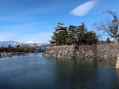 11:17  赤い橋(埋橋)に向かいます。尖がった雪山は常念岳かな？
