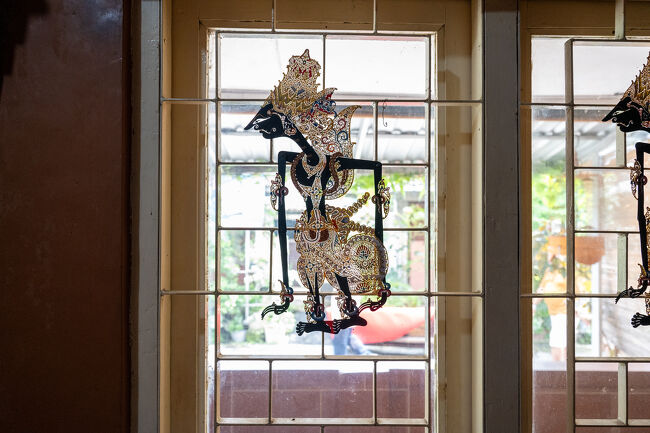 ☆タマン・サリ周辺（2024/12/21）<br /><br />タマン・サリ見学後は、すぐ近くで動物の皮から作るインドネシアの伝統工芸品の説明をされました。<br />気に入った方は購入もできます。