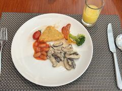 おはようございます

ノボテルの朝食はバラエティーに富んで素晴らしいものです！ビュッフェスタイルです。しかし何故かあまり食欲なくこれだけにしました