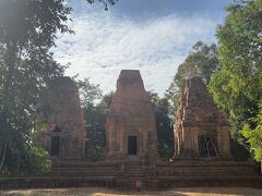 サンライズ・サンセットの時にお世話になっているスラスランを地図で検索すると、いつも目に留まるバッチュム遺跡を今回初訪問。
階段脇に狛犬（獅子）が鎮座し、基壇の上に3つの祠堂が建立されていて、周囲は環濠に囲まれている。
規模は小さいくても立派な寺院、だけど中に入れないし、見どころは少ないのが残念。