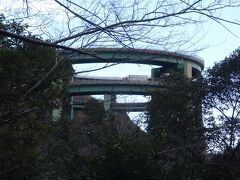 けっこう車が通っています。