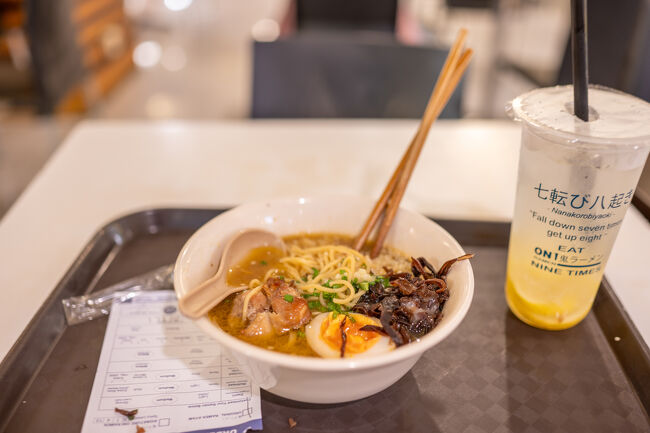 ☆Galeria Mall（2024/12/21）<br /><br />ドライバーとガイドの方がホテル近くのショッピングモール「Galeria Mall」に美味しいそば屋があると勧めてきたので、Galeria Mallのフードコートに来たのですが、この中華そばのことかな？<br />確かに味は悪くなかったです。なぜか飲み物には日本語が書かれてました。