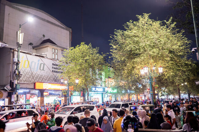 ☆マリオボロ通り（2024/12/21）<br /><br />大渋滞で車はノロノロ運転、ドライバーかわいそう。