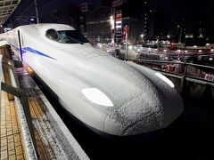 朝６時過ぎ、私はＪＲ名古屋駅にいます(^^)

これから向かうのは、皆んな大好き京都どすえw

新幹線のノーズに雪が積もっていますが、天気予報どおりなら、京都市内にも雪が適度に降り積もるはずなので、雪の京都の絶景を狙う計画…