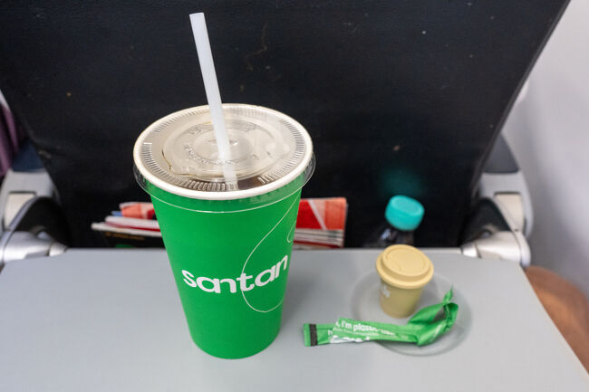 ☆エアアジア機内（2024/12/22）<br /><br />空港からの喉の渇きに耐えきれず、離陸後に割高価格でアイスコーヒーを購入しました。<br />ちなみにこの時のエアアジア機内では、インドネシアとマレーシアの両方の現金が利用できました。