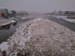鴨川に架かる七条大橋を渡ります(^^)