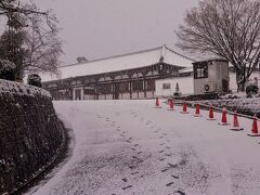 清水寺に向かう途中、三十三間堂の前を通りますが、営業時間外のため、今回はスルー…

確か、三十三間堂の内部は撮影禁止でしたねw
