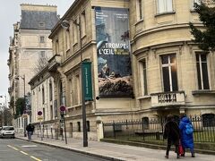 到着です
普通に地味な建物
当初は狩猟の時の小屋だった
ブローニュの森は狩猟場だった
そんな歴史の雰囲気があります