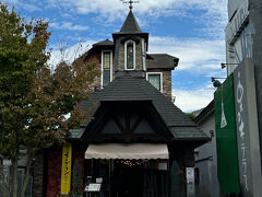 さて、最後にもう一件お茶しに行きましょう。

こちらは桜井甘精堂が経営するティールーム「栗の木テラス」
日中は大混雑で沢山の人が順番待ちをしていましたが、観光客がいなくなったこの時間はもう空いていました。

★栗の木テラス
https://www.kanseido.co.jp/shop/obuse/