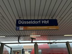 ケルンから20分くらいでデュッセルドルフに着きました。
得意の新幹線&一等車( ´∀｀)
