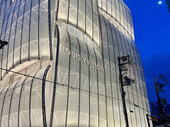 御堂筋を心斎橋に向かって歩いてます。

ルイ・ヴィトンの店舗とショーウィンドウ、お月さまがキレイだったのでパチリ☆
