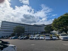 あの迷走台風と呼ばれた台風10号。前日、ホテルにも問い合わせて、明石海峡大橋が通行止めの場合は、キャンセル料はかかりません。と言っていただけたので、当日朝まで様子をみることにしました。
当日朝、二輪車は通行止めになっていましたが、車の通行は大丈夫だったのと、台風は和歌山方面に行き、温帯低気圧に変わるということが分かったので、決行することにしました。
風は強かったものの、天候は晴れていたのでよかったです。
