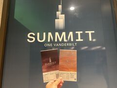 エンパイヤービルを通り過ぎて、SUMMIT One Vanderbiltへ。
チケットはタッチパネル式で、係の人に今日はもうチケットないと言われた。
明日も夜20:30と22時台しか枠がなかった。
昼間の景色や銀の風船とかみたかったから悩んだ。
係の人が写真見せてくれ、フレンドリーで何枚も見せてくれ、夜もあるのか聞いた。
1回諦めかけたけど、やっぱりせっかくNYに来たし、1番景色見たかった所だから、また戻って20:30のをチケット購入。＄46.82(約6909円)クレジットのみ。