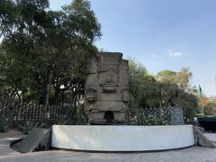 ホテルで友人と別れ、歴史大好きな息子くんが「メキシコ国立人類学博物館」のガイドを買って出てくれました。

