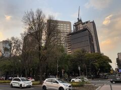 夕方６時。軽く食事をすることにしました。歩いて来たのは「ハイアットリージェンシー・メキシコシティ」。

この辺りはホテル街で、観光には便利そう。メキシコシティのホテルを決める際、ここも候補にしていたのですが、洗濯やらカフェやら生活に便利そうなコンデサ地区の方を選びました。