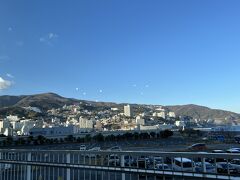 ロビー内より、熱海の町が見えました。こうして見ると
山の斜面に家が連なっている感じがします。
夜景も見たくて、夕方4時くらいにきました♪