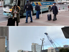 伊丹空港１４：５５発、神戸三宮１５：３５着。

ちょっと早く１５時半に到着。
昨年６月に、姫路に行くために三宮まで同じくリムジンバスで来たけど、駅が大工事中で様変わり。
駅ナカを抜けていきたかったのに、右往左往。

後に、kumiさんに近道というか歩きやすくてわかりやすい道を教えてもらった。
歩きにくい道をスーツケース引っ張りながら汗かきかき歩いたわ。