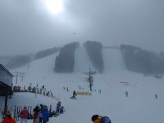 戸隠スキー場に無事到着。駐車場は無料でした。
スキー場に到着したら、うっすら太陽が出てきました。