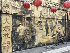 自転車はカフェ利用の方が置いていたのですが、絵とあいまっていい雰囲気になっていました。