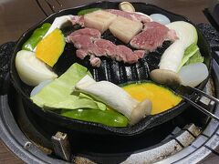 野菜もたっぷり。ご飯が凄く美味しい。漬物も注文したけど3種類どれも美味しかった。
満足満足、2人で6270円。
予約は必須みたいです。