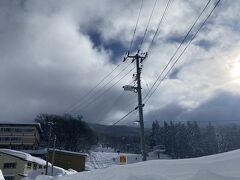 ロッジの前の雪が凄すぎて、車が中に入れない為、歩いてロッジまで行きます30mくらいかなぁ？
歩道の両側は自分の背丈くらいでした。