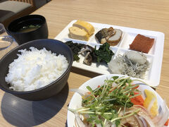 ホテルの朝食バイキングも種類豊富です。美味しい和定食になるように選びました。