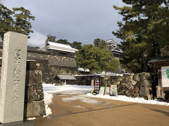 国宝松江城の大手から天守に向かいます。雪道をそろそろと歩いた後なので。上りの石段が辛いです。
