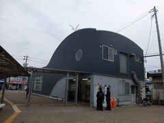 クジラみたいなかわいい駅舎。近鉄富田駅が三岐線の始発駅。