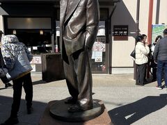 駅前のフーテンの寅像です。
見送るさくら像もありました。

土曜日だったのもあって駅前にはボランティアガイドさんがいてお声がけいただいたのでお願いしてみました。