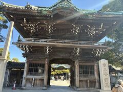 参道進んで帝釈天の門です。
門の左右に像が祀られていますがガラスで保護されるようになって反射してちょっと見えにくくなってます。