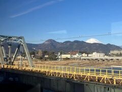 車窓から富士山を眺め、小田原でJRに乗り換えて、