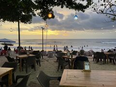 クタビーチまで歩いてくると、6時半ごろの日没に間に合った。雲が多いけれど気持ちが良い。