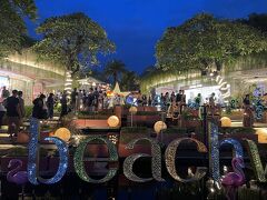 今日の目的地、ビーチ沿いにあるモールに到着。フードコートを見てみたけれど、ひかれるものがなかったのでサッとみて、また外に出る。