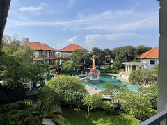 午後4時ごろ、レギャンのホテルに到着。本来はキンタマーニへ行こうと計画していたところ、雨季で天候が安定しないため、急遽ビーチエリアに変更。前日にアゴダで予約して一部屋ビュッフェの朝食付きで498K。かなり老朽化しているものの、広いプールで泳げるのがよかった。