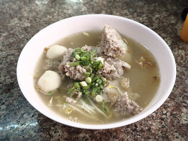 ポークスープ、具は内臓抜き、麺は太麺にしました。<br />具の豚挽肉がニンニクが効いてて見た目よりしっかりした味です。