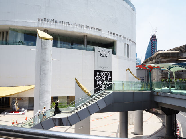 ナショナルスタジアム駅の近くで歩いてすぐです。