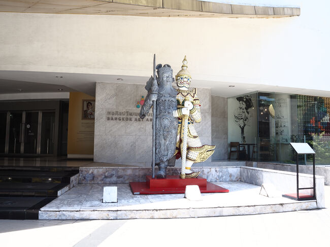 入り口付近にあった像