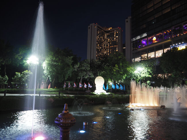 プロンポン駅近くの公園。<br />少し散歩したかったけど疲れたのでホテルへ。