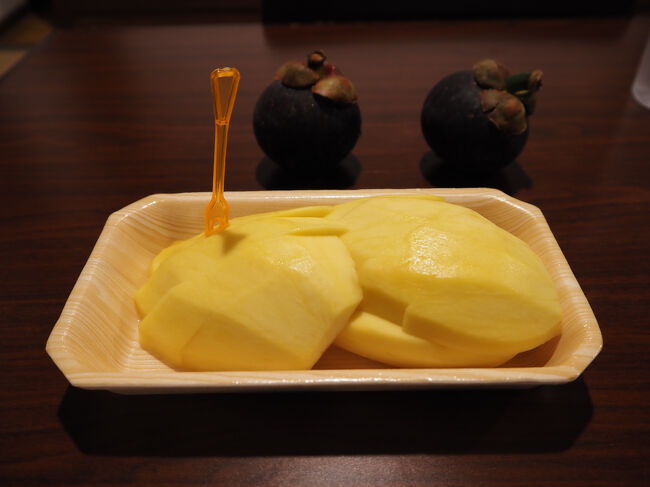 あまりお腹が減っていなかったため、1日目のエンポリアムのスーパーで買ったマンゴスチンとフジスーパーで買ったマンゴーで夜ご飯。