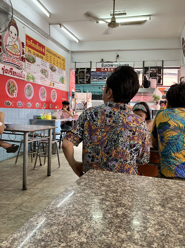 ホテルの近くのルンルアンに朝ごはんを食べに来ました！<br />今回初のローカル食堂。ドキドキ。