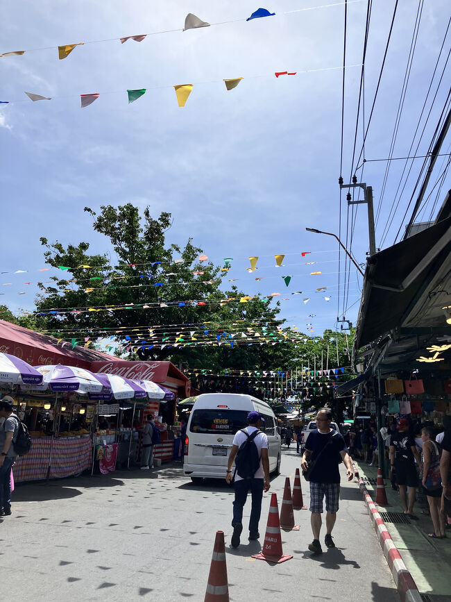 BTSに乗ってチャトチャックマーケットへ。