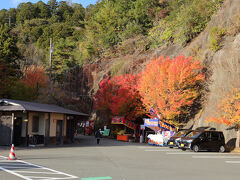 鳳来寺山の駐車場です。
鳳来寺へは麓から1,400段の参道を上っていくこともできますが、流石に万人が1,400段の階段を上れるわけもないので、山頂付近に駐車場が整備されています。

じゃあ車が無い人間は階段を上らないといけないのか、と思われるかもしれませんが、こちらの駐車場まで来る路線バスも整備されているので安心です。
便数は少ないですが、本長篠、三河大野、湯谷温泉と回ってこちらに来るようになっています。
詳しくは下記のページをご覧ください。
https://www.city.shinshiro.lg.jp/kurashi/kokyo-kotsu/s-bus/mookuru.html