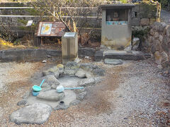 「上の川湧水」から山裾の道を南に歩くとすぐに「炭酸泉」があります。音を立てながら自然湧出している冷泉です。硫黄のにおいが感じられます。昭和初期までは飲用水として利用されていたそうです。
