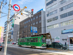 中央区役所前まで乗ってきました。15分ほどの路面電車旅でした。