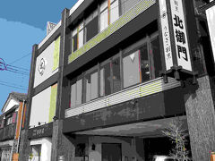 嬉野温泉に向かう前に立ち寄った諫早駅近くのうなぎ料理店、北御門。ここは素焼きのような容器に焼いたうなぎを入れて出すのが有名ですが、パリッとした歯ごたえのあるうなぎの方が好きなので、うな丼にしました。