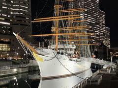 夕食後の散歩♪♪
【日本丸】が「鏡冨士」みたいになってる(^^)

帆船日本丸ＨＰ→ https://www.nippon-maru.or.jp/nipponmaru/