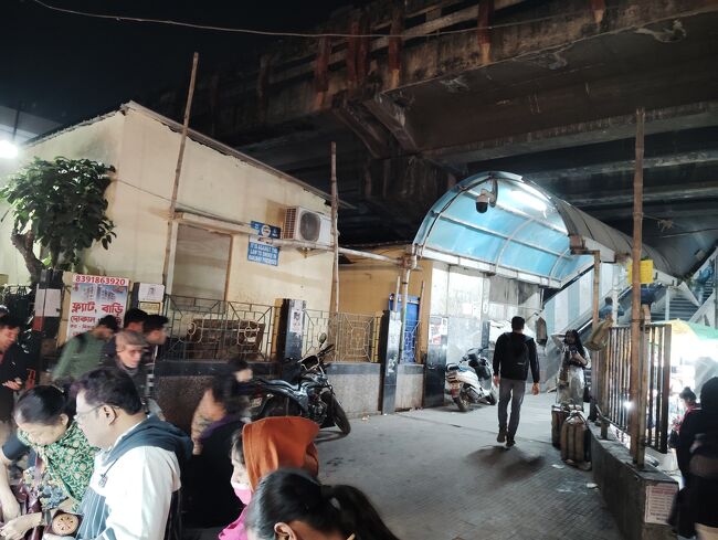 2階に上がると大きな駅。ここは地下鉄入口では無い