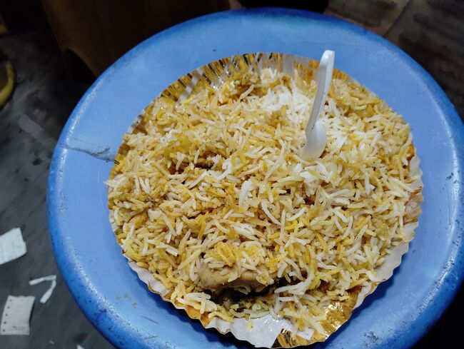 75ルピーのチキンビリヤニ。お値段相応。ライタは付かない、じゃがいもが入るのがコルカタ風。