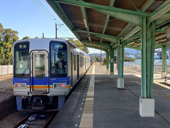 まずはみさき公園駅で乗り換えて多奈川線を乗り鉄します。
本線から分かれて海岸沿いを走り終点の多奈川駅へ。
大阪府内で最も西に位置する駅らしいです。