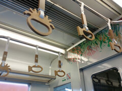 多奈川駅から再びみさき公園駅まで戻り、特急で和歌山市駅まで移動して今度は加太線に乗り換えます。

加太行きの電車のつり革は海の生物になっています